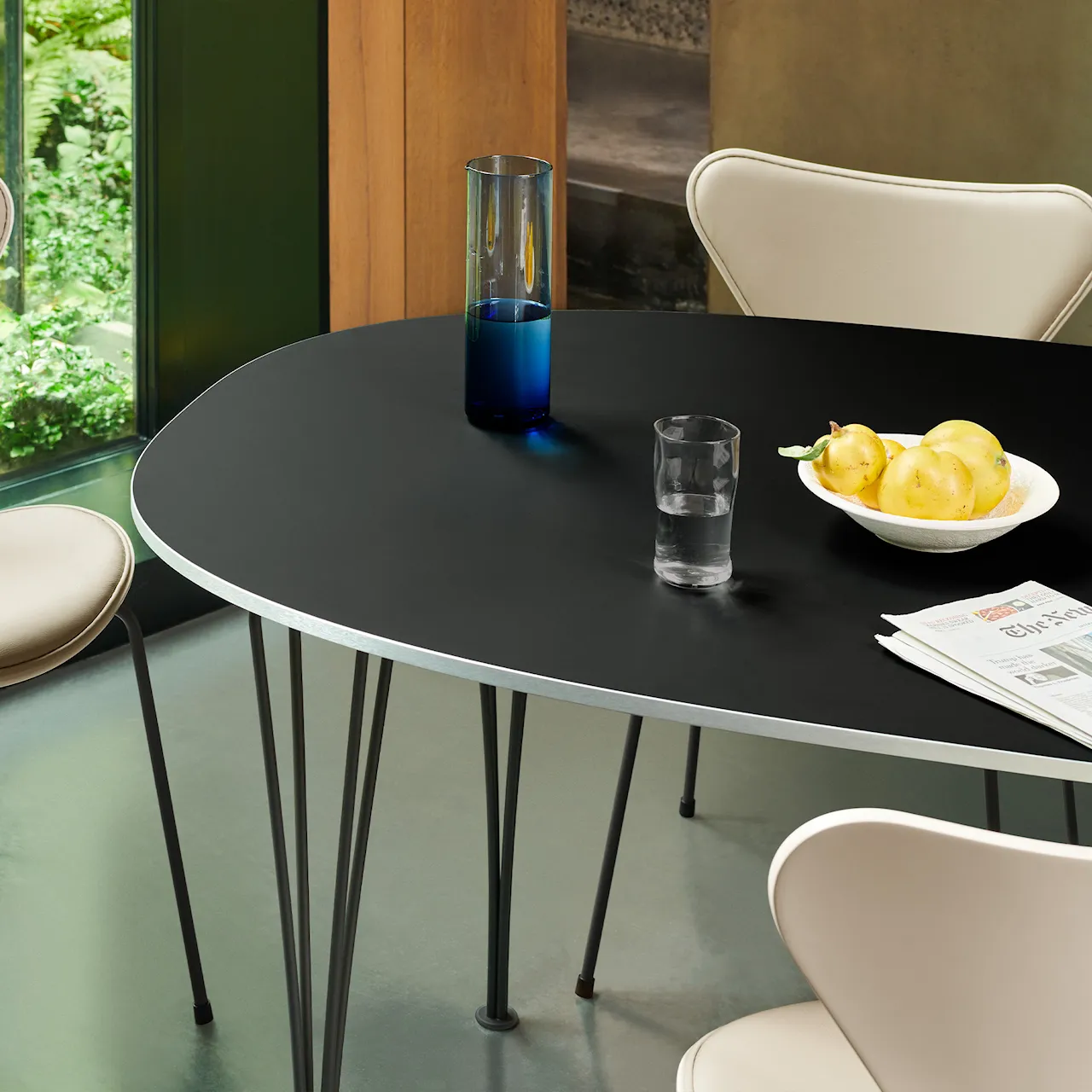 B613 Superellipse spisebord 120 x 180 cm Black